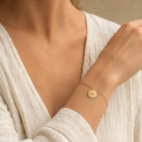 Bracelet Fidelis médaille prénom porté au poignet