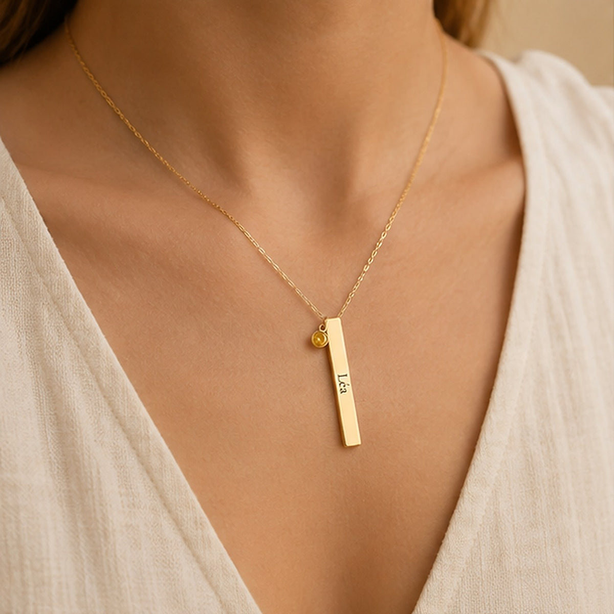 Collier Linea barre gravée porté