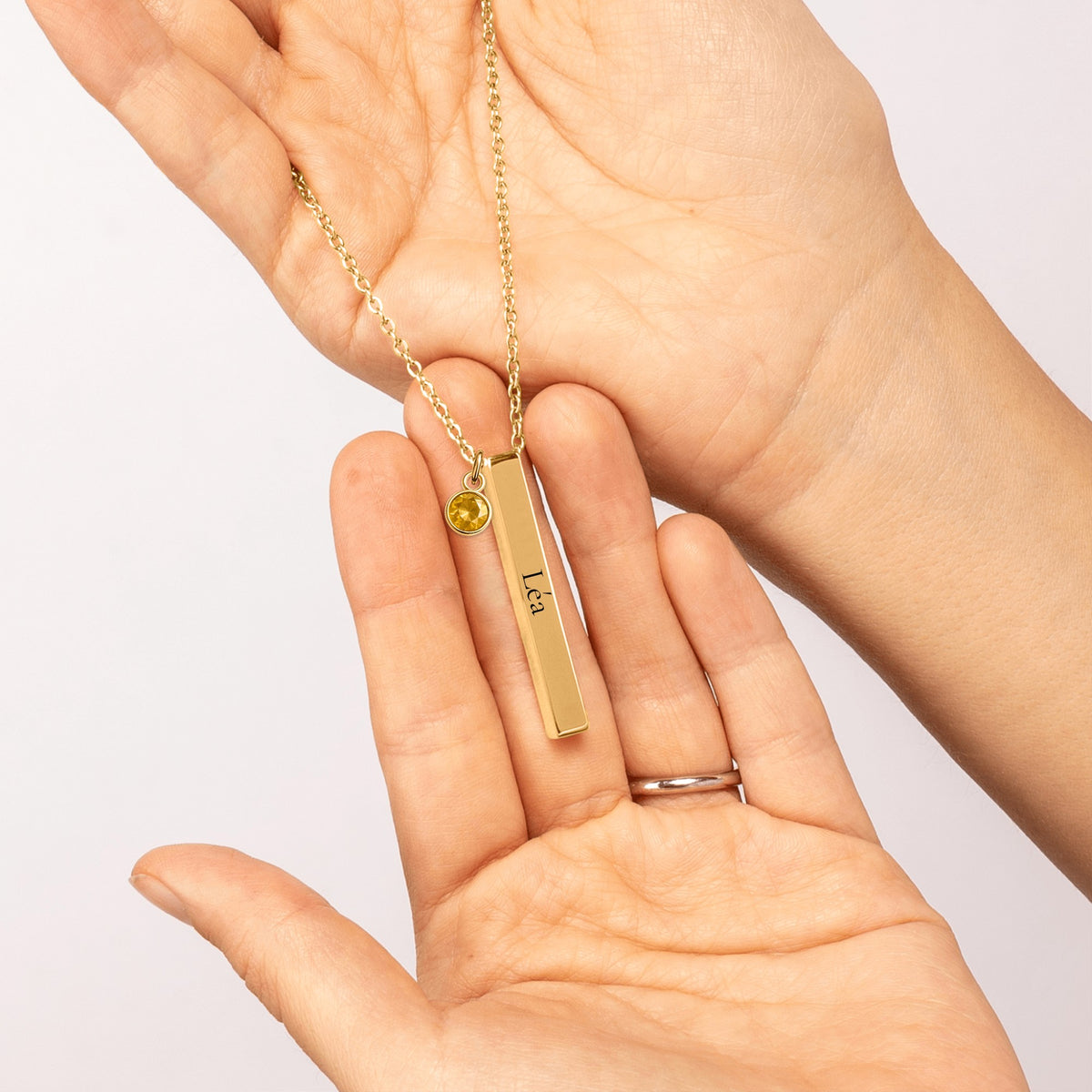 Collier Linea barre gravée, en main